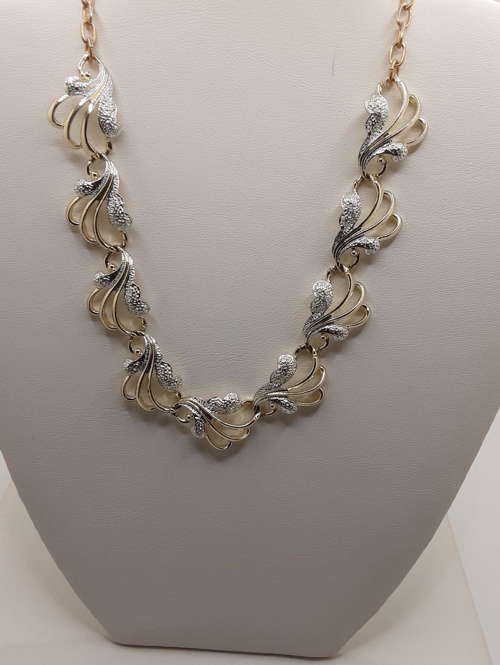 Beautiful Vintage Sarah Coventry Necklace - Excellent Used Condition